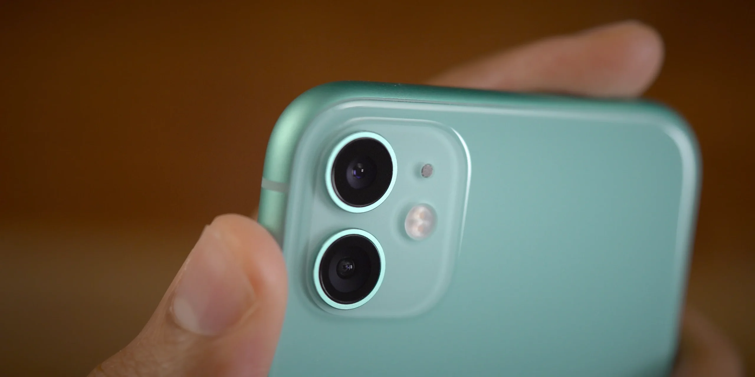 Cách bảo vệ camera sau iPhone 11 để tránh bị mờ