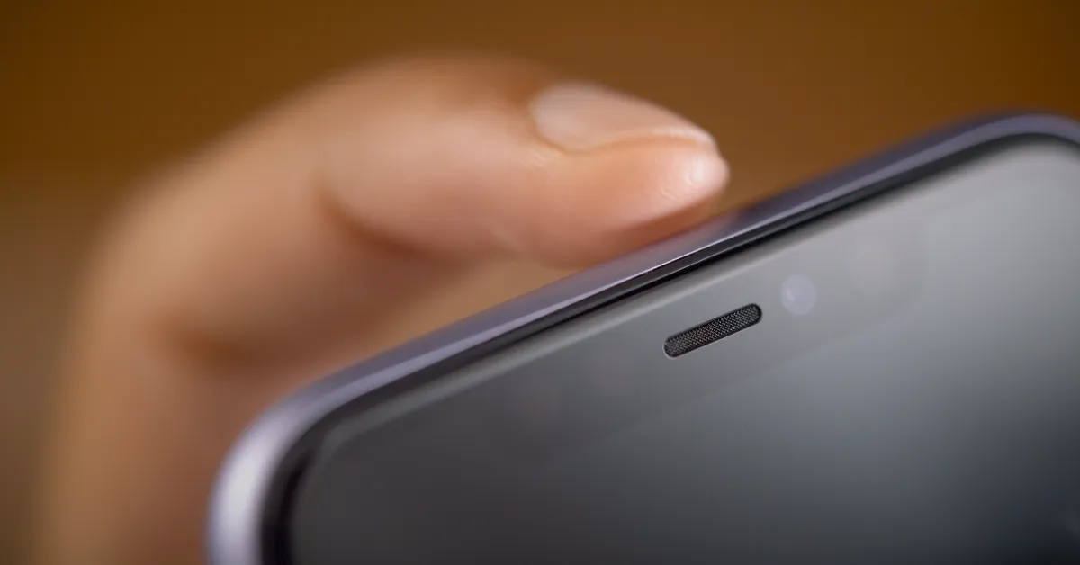 Camera trước iPhone 11 bị mờ có những dấu hiệu nào